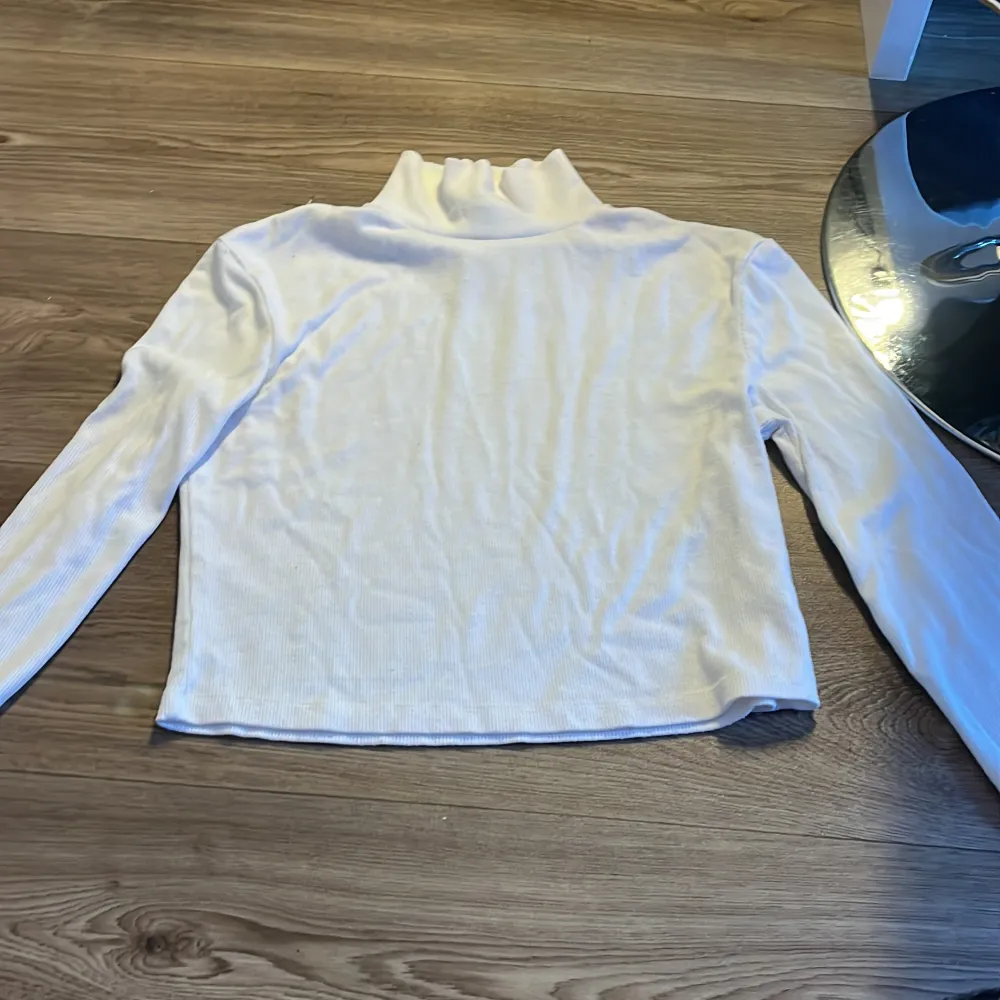Fin vit tröja Från NA-KD Stolek L. Tröjor & Koftor.