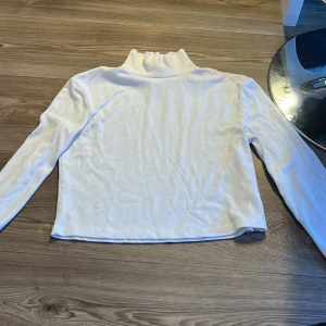 Fin vit tröja, lågmidjad tröja från NA-KD stolek L - Fin vit tröja Från NA-KD Stolek L