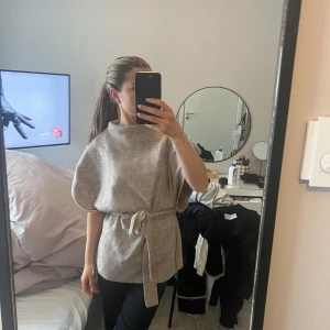 Beige tröja  - Beige tröja/poncho med band från Kappahl💕💕aldrig använd, i fick skick🥰skriv till mig för fler bilder 