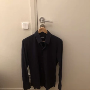 Dolce Gabbana skjorta  - Den absolut mest prisvärda lyx skjortan ute på marknaden just nu! För endast 99kr kan du gå runt som Zlatan i Milano.  Pris 99kr, nypris ca 4500.