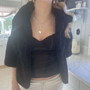 fake pälsjacka  - så snygg fake päls jacka🥂🥂 den är trekvartsärmad och går att stänga med knappar!!