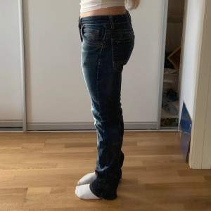 Säljer dessa superfina jeans då dom har blivit för stora i midjan och för långa! Skriv privat om du vill ha fler bilder eller veta mått osv💕💕