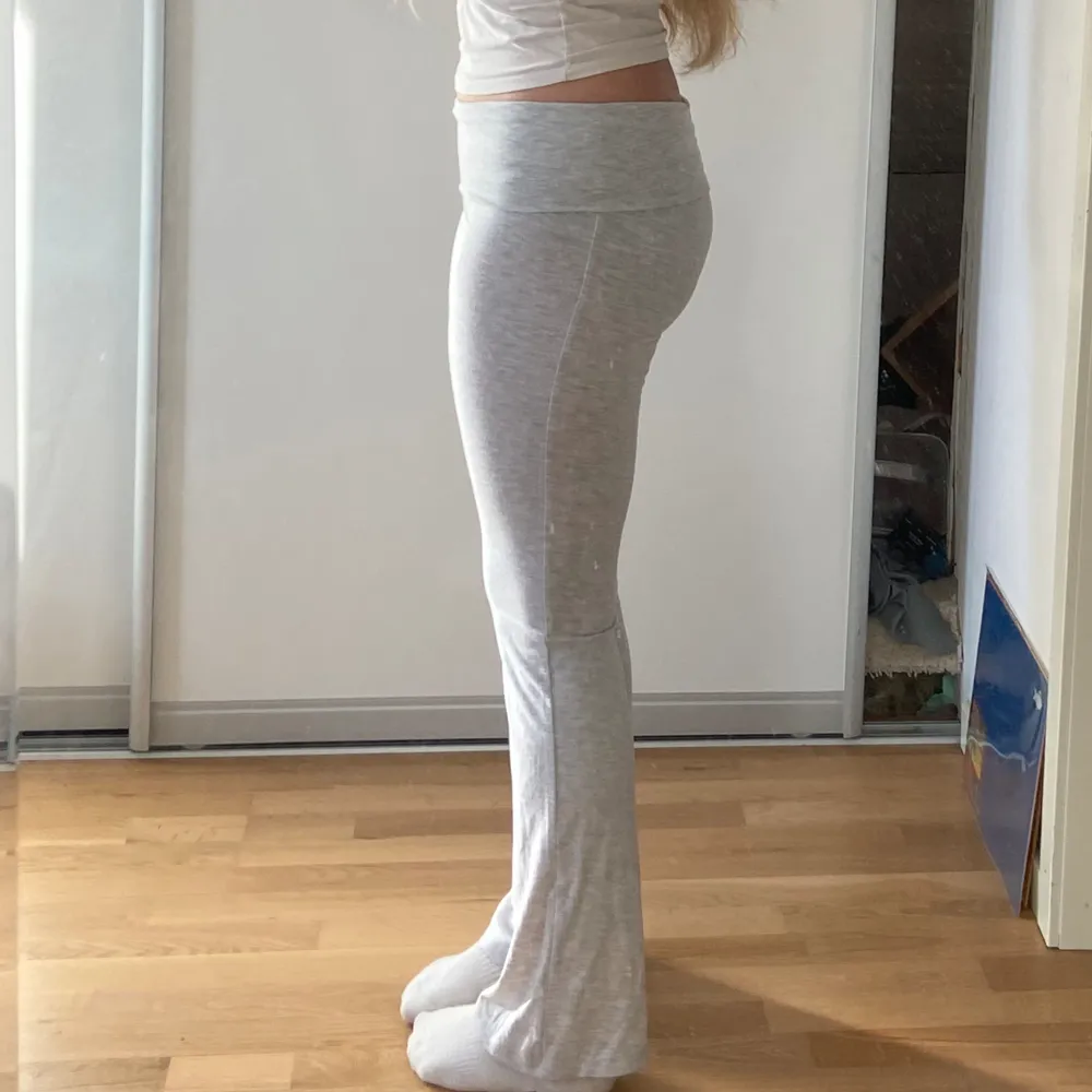 Säljer dem hära yoga plantsen för dom inte kommer till användning, superfint skick! Använda ca 2 gånger. Köpta på H&M. Skriv privat för flera bilder och mått💕💕. Jeans & Byxor.