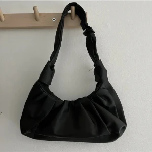 Axel väska  - Superfin axelväska som inte kommer till användning. Hör av dig vid frågor eller mer bilder💕