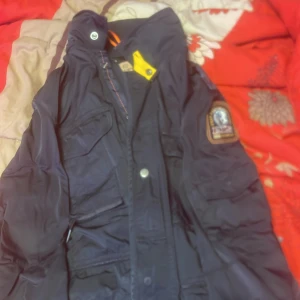 Säljer min pj jumper jacka för stor för mig  - Storlek xl inte använda så många gånger 