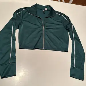 Jag säljer en grön kofta/tröja ifrån H&M😍den är mycket lite använd och nästan så gott som ny😊