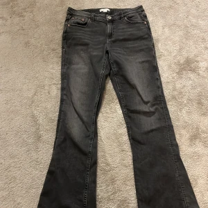 Gina Young bootcut jeans - En par fina gråa jeans från Gina Young. Använd fåtal gånger. Ny pris 300 kr. Kom privat för fler frågor💞