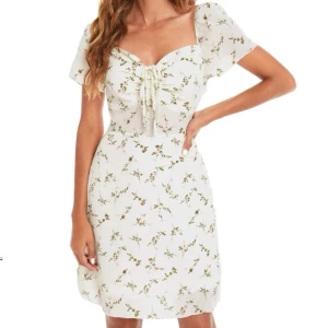 Vit blommig klänning - En jättefin klänning som är perfekt till sommaren. Använd mindre än fem gånger. PRIS KAN DISKUTERAS! Köpt för 149kr