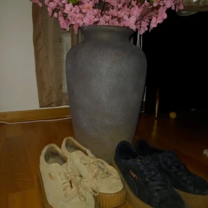 Puma Fenty by Rihanna - Två par skor från kollektionen Fenty by Rihanna. Båda paren är väl använda, mer synligt slitage på de beigea. 