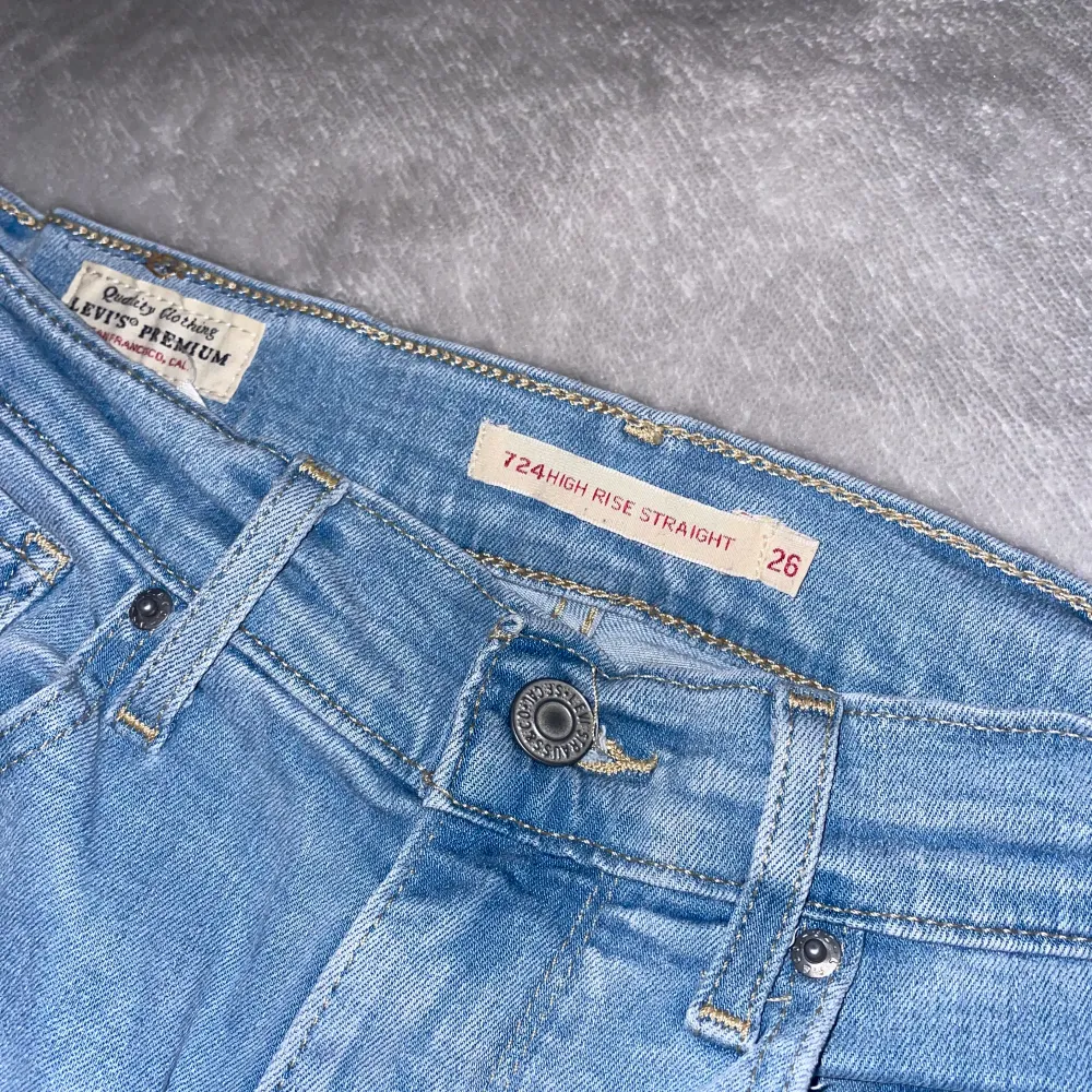 Knappt använda Sitter ej som skinny jeans i slutet utan är lite öppna. Jeans & Byxor.