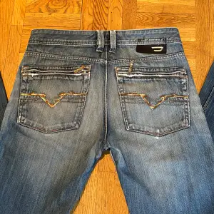 Jätte snygga jeans från Diesel Industry!Skulle säga att dessa jeans är ungefär stl M.💞 Köpta för 400 kr secondhand och är knappt använda. Priset går självklart att diskuteras!😊 