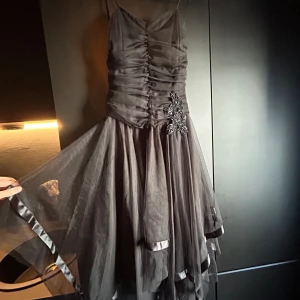 Balklänning Festklänning från usa - Vacker svart bal- eller festklänning som även kan bäras som bandeau. Fina pärlor i svart. Köpt i usa från märket KiKi