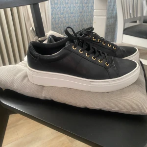 Vårskor - så fina vagabondskor som passar perfekt till våren. knappt använda, säljer för att jag köpt nya skor. alla outfits ser mer ordentliga ut med dem och dem passar till allt!! nypris 1300❤️kom privat med frågor, mer bilder eller intresse, kram❤️❤️
