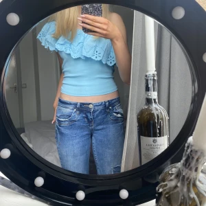 Fin blus från zara - Blå blus från zara barnavdelning, inte använd mer än 5 gånger och är i mycket bra skick. 150kr+frakt💕