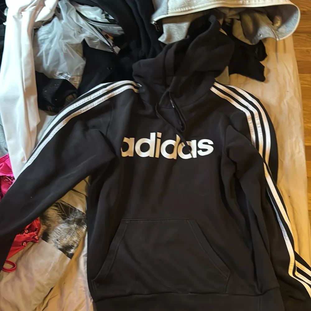 Säljer denna jätte fina adidas hoodie för den blivit för liten har använt den 5 gånger . Hoodies.