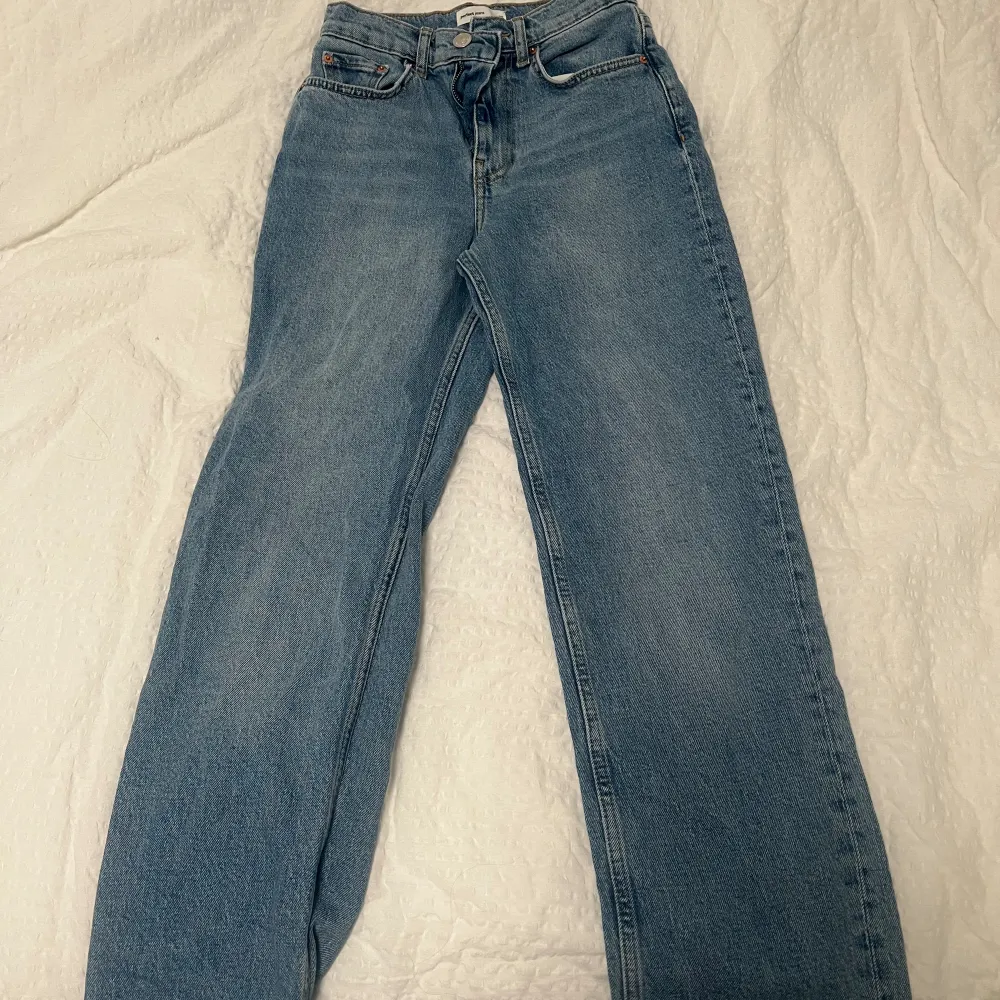 Mid waist jeans från Gina tricot, säljer för att dom passar inte mig längre, storlek 32 passar korta personer . Jeans & Byxor.