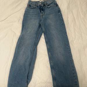 Mid waist jeans från Gina tricot, säljer för att dom passar inte mig längre, storlek 32 passar korta personer 