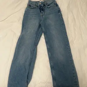 Mid waist jeans från Gina tricot, säljer för att dom passar inte mig längre, storlek 32 passar korta personer 