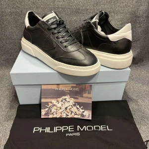 Philippe model skor - Extremt sällsynta o urfeta Philippe model skor!🙌 Storlek 41 passar 42✅ | Cond 9/10 | Nypris 3800 ✅ | Allt og medföljer🍾| pris går alltid att diskutera ✅ | Fraktar inom 24h🍾💸