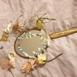 🎀handgjort halsband🎀 - Ett handgjort halsband med blåa pärlor och snäckor.