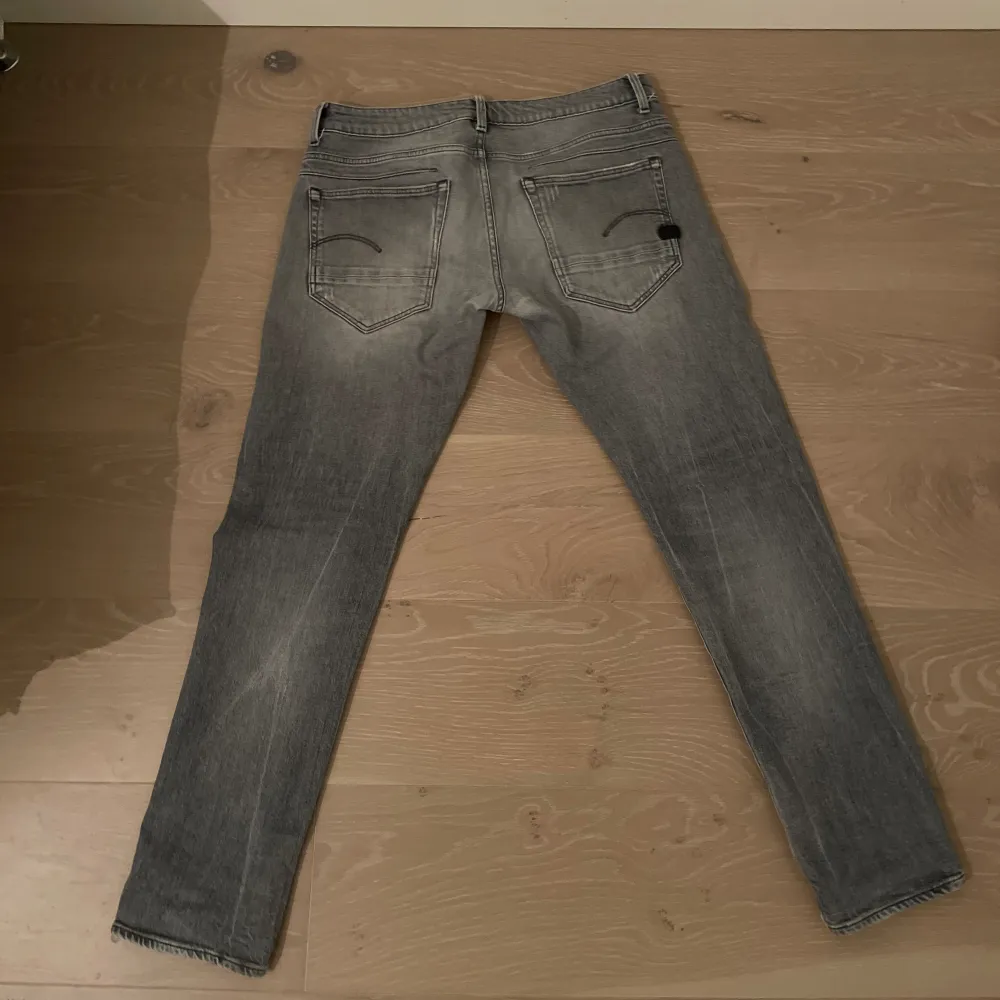Skick 9,5/10🔥Ny pris 1250kr vårat pris 275kr   Hör av er vid frågor👌Vi kan diskutera om priset😁. Jeans & Byxor.