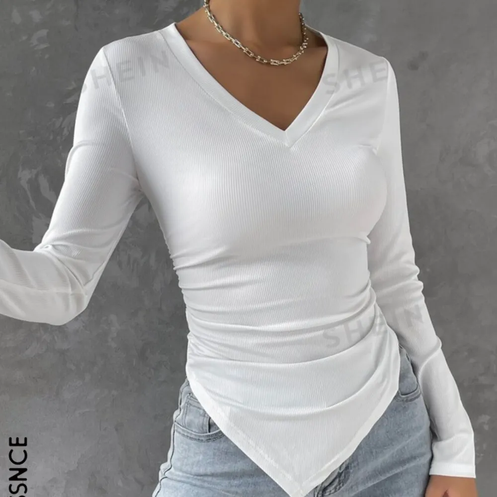 Fin vit tröja som formar ens midja  Skick: bra, aldrig använt . Tröjor & Koftor.