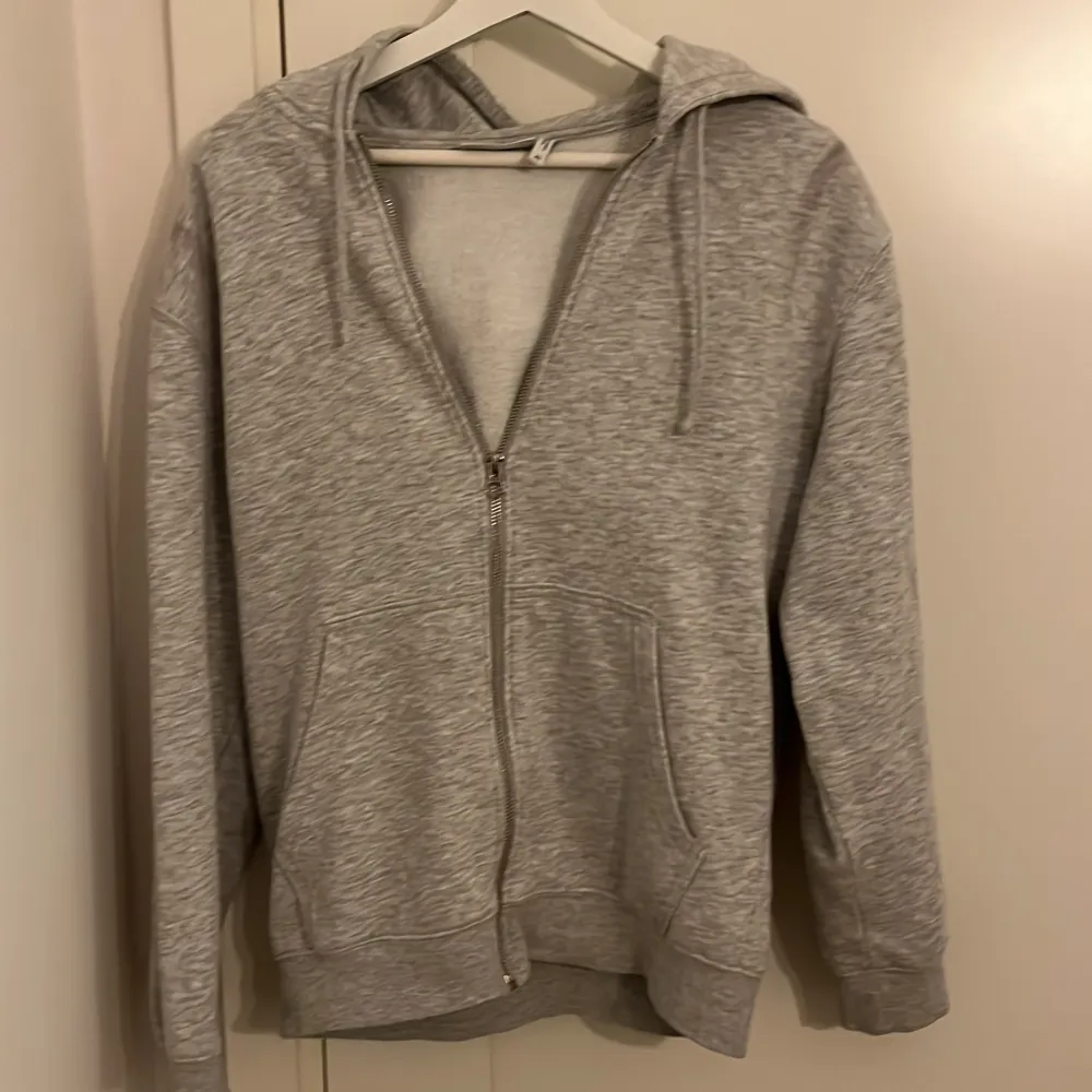 Säljer en snygg weekday zip up hoodie kostar ca 600kr nypris, gott skick förutom en liten slitning på vänstra Axel syns inte jätte mycket se bild 3. Hör av er om ni har några funderingar:). Hoodies.