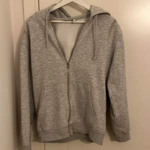 Säljer en snygg weekday zip up hoodie kostar ca 600kr nypris, gott skick förutom en liten slitning på vänstra Axel syns inte jätte mycket se bild 3. Hör av er om ni har några funderingar:)