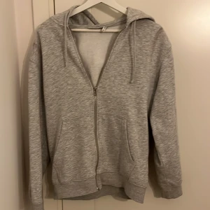 Weekday zip up hoodie - Säljer en snygg weekday zip up hoodie kostar ca 600kr nypris, gott skick förutom en liten slitning på vänstra Axel syns inte jätte mycket se bild 3. Hör av er om ni har några funderingar:)