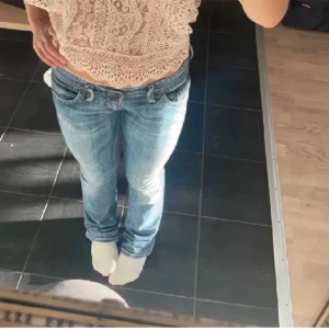 Diesel jeans  - Säljer dessa lågmidjade diesel jeans med midjemått 40 och innerbenslängd 85. De har spräckts och därför lägre pris. Skicka prisförslag. Lånade bilder 