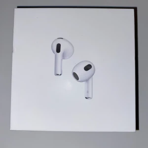 Hörlurar gen 3 - Använda i endast 6 månader. Säljer för att jag köpt pro istället. Finns några småskråmor på lurarna som knappt syns, i övrigt är de i väldigt bra skick och fungerar precis som de ska 