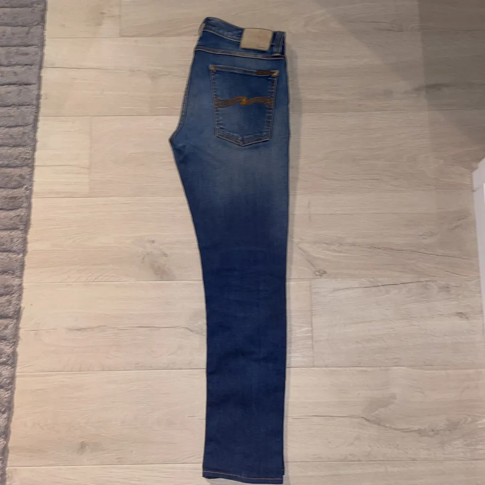 Fräscha jeans från Nudie! Jeansen är i toppenskick, 9/10! Storlek 30/34, men sitter exakt som 30/32! Modellen på bilden är 182 cm lång. Hör av dig vid intresse! 💫. Jeans & Byxor.
