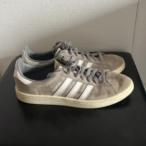 Adidas Campus - Adidas Campus  Gråa Storlek 42 2/3 Skick 7/10