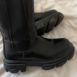 Boots  - Boots från skopunkten, de är använda men fortfarande bra skick❣️❣️