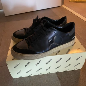 Axel Arigato Skor - Säljer mina Axel Arigato skor eftersom d inte ansvällds längre. Okej skick. Kommer med dustbag, klistermärken och skolådan. 