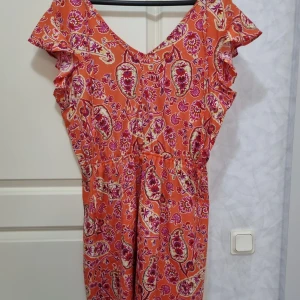 Klänning - Klänning med resår i midjan. 