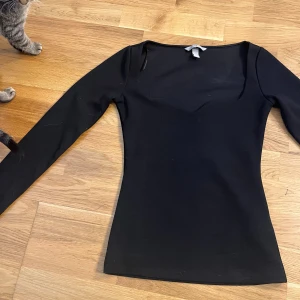 Hm tröja  - En fin tröja från hm nästan helt oanvänd. Den är i jätte bra skick och säljs för 100kr.