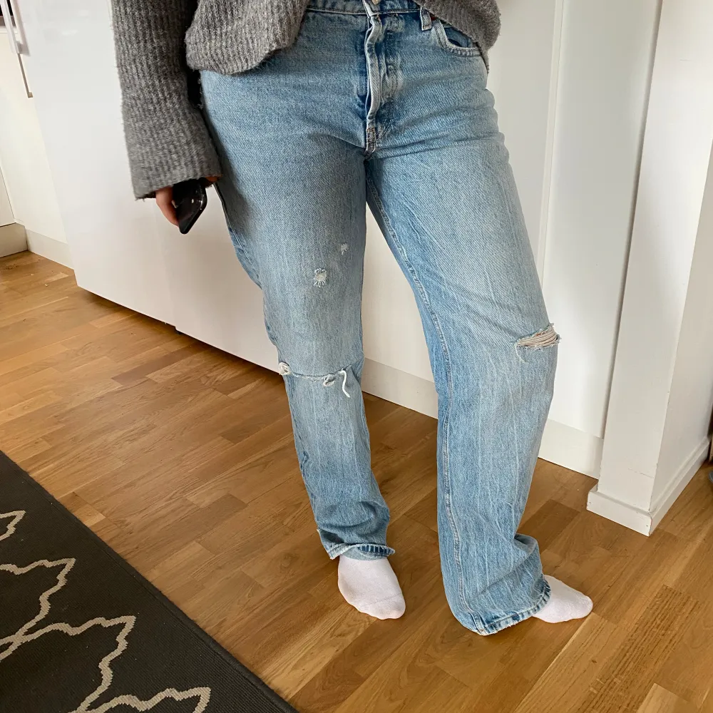 Skitsnygga raka jeans från Zara 🤍 nya utan prislapp, aldrig använda! Hon på bilden brukar ha storlek 38 i jeans. Mid waist. Jeans & Byxor.