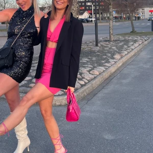 Rosa festklänning🩷 - Säljer en sååå såå fin rosa festklänning som jag endast använt en gång💞 Den är i storlek 36🫶🏼 köpt för 549, säljer för 400✨