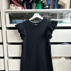 Stickad klänning från Zara - Superfin klänning från Zara! Sparsamt använd men har en uppdrivd söm (bild 3)💓