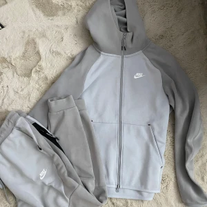 Nike tech fleece Wolf gray S/M - Hoodie - storlek S Byxor - storlek M  Hoodie är som ny utan några tecken på användning, medan byxorna har några synliga skador som visas på bilderna