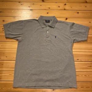 Polo Ralph Lauren piké  - En mycket fin och trendig piké från Ralph Lauren. Storlek L men passar bra till M.