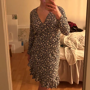 Samsøe samsøe klänning - Blommig Omlottklänning från samsøe samsøe. Nyskick! 