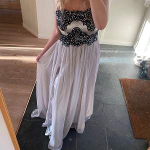 OTROLIGT vacker balklänning med satinöverdel med glitter & spets samt en lång svallig kjol i många lager💞säljer pga jag ej kan stänga över brösten