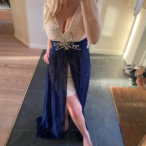 balklänning  - otroligt fin och bekväm med häftig & unik design! den mörkblå tunna kjolen formas såå fint när man går💙