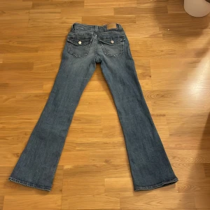 Gina jeans med snygga bakfickor - Jätte fina jeans från Gina💗 Dom är i storlek 34 och dom passar mig i längden och jag är 163💗dom är väl använda men är i gott skick och därför töjts ut lite💗(skriv pv för mer bilder)