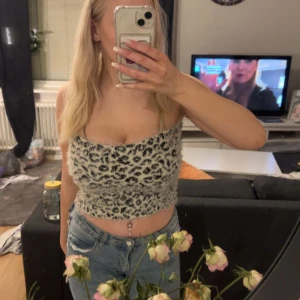 Leopard tub topp - Svart vit leopard tubtopp skitsnygg fluffigt matrial osäker vars den kommer ifrån. Zara? Berska? Boho? Ganska säker att den där ifrån