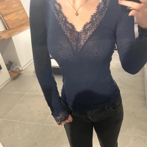 Superfin intimissimi tröja💕💕 - Jag säljer denna tröja från intimissimi eftersom den inte används längre. Den har inga hål och den är superfin på!💓💕Priset går att diskutera🤩