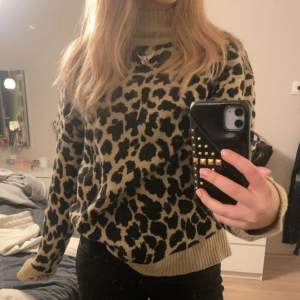 Stickad tröja med leopardmönster från Nakd som inte har kommit till användning och är därmed i mycket bra skick. Storlek XS men sitter snyggt oversized på mig som vanligtvis har S. Nypris ligger runt 400 kr