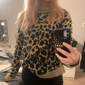 Leopard stickad tröja - Stickad tröja med leopardmönster från Nakd som inte har kommit till användning och är därmed i mycket bra skick. Storlek XS men sitter snyggt oversized på mig som vanligtvis har S. Nypris ligger runt 450 kr
